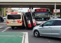 BRT colide em poste