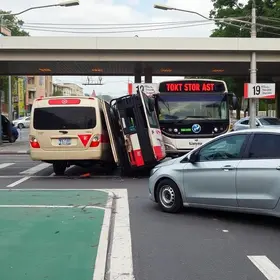 BRT colide em poste
