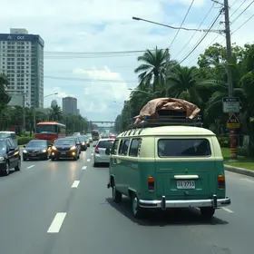 Kombi colide com poste na Avenida Caxangá